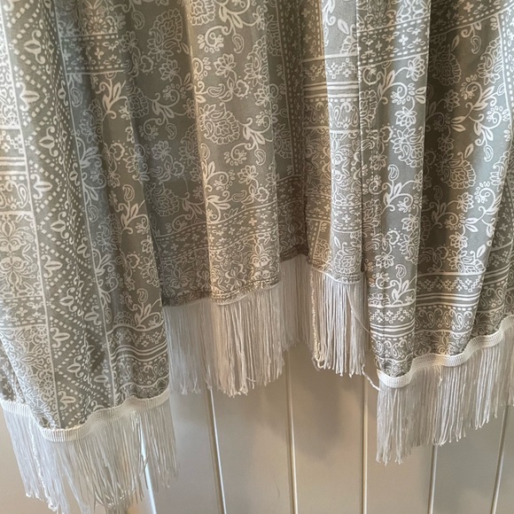 Beautiful and fun cardigan style wrap - Picture 5 of 5